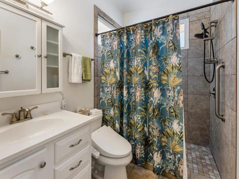 Amazing Village Cottage! Walk to Whitney Beach! House in Longboat Key