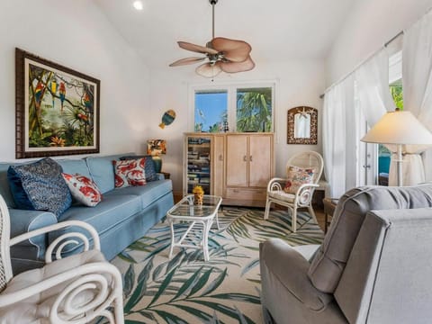 Amazing Village Cottage! Walk to Whitney Beach! House in Longboat Key