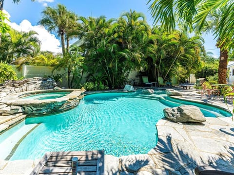 Amazing Village Cottage! Walk to Whitney Beach! House in Longboat Key