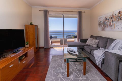 Communal lounge/ TV room, Natural landscape, TV and multimedia, Living room, Seating area, Sea view
