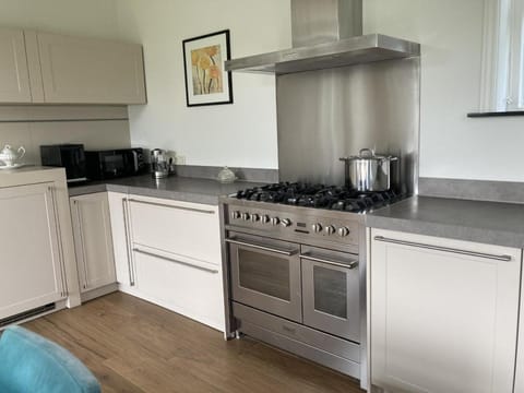 dishwasher, pet friendly, stove