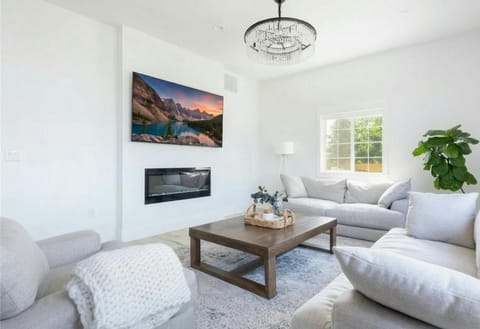 New! Pure Luxury W Private Pool/Spa & Game Center! House in Westminster