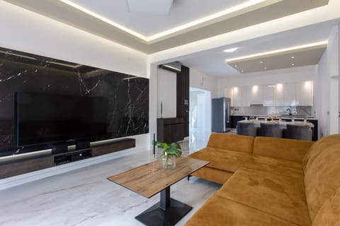 TV and multimedia, Kitchen or kitchenette, Living room, Seating area, Dining area