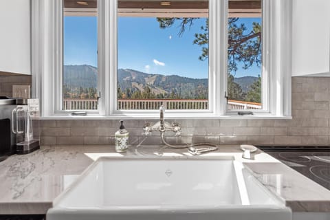 Ski Run Retreat - Close to Lake and Slopes House in Moonridge