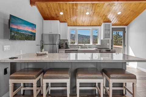 Ski Run Retreat - Close to Lake and Slopes House in Moonridge