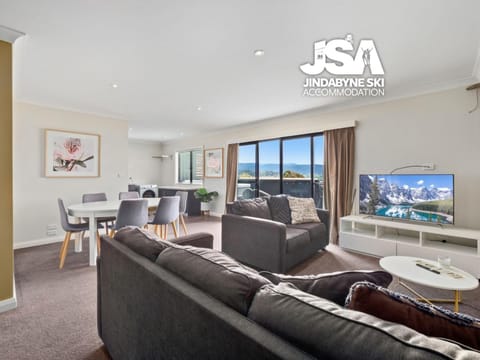 Communal lounge/ TV room, TV and multimedia, View (from property/room), Living room, Seating area, Dining area, Evening entertainment