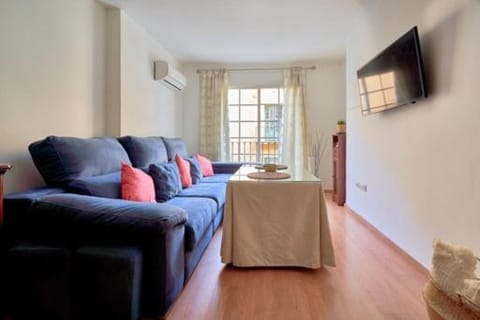 Bed, TV and multimedia, Living room, Evening entertainment