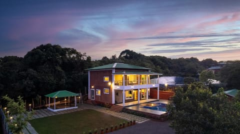 Property building, Day, Natural landscape, Garden, Garden view, Pool view, Swimming pool, Sunrise, Sunset, Parking