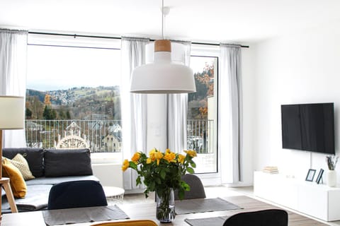 TV and multimedia, Living room, Seating area, Mountain view