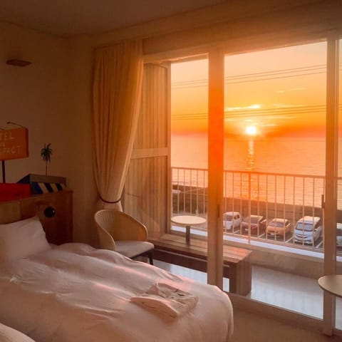 Bed, Natural landscape, View (from property/room), Bedroom, Sea view, Sunset