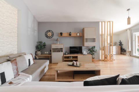 Communal lounge/ TV room, Living room, Seating area