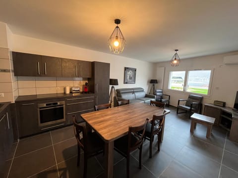 Kitchen or kitchenette, Living room, Seating area, Dining area, dishwasher, minibar, pet friendly, stove, toaster