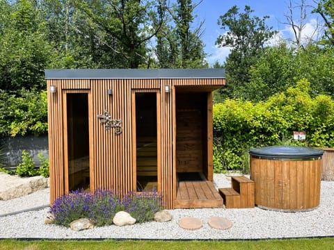 Property building, Day, Garden, Sauna, Sauna, Garden view