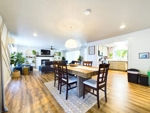 TV and multimedia, Kitchen or kitchenette, Living room, Dining area