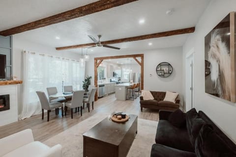 TV and multimedia, Kitchen or kitchenette, Living room, Seating area, Dining area