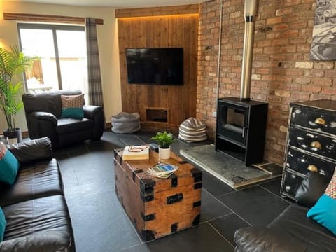 TV and multimedia, Living room, Seating area, fireplace
