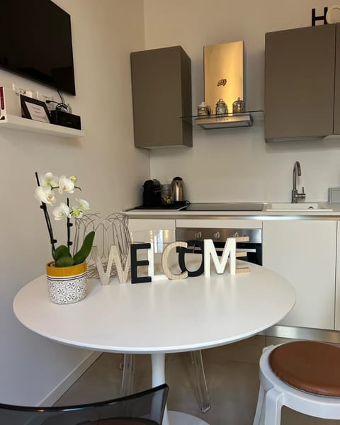 Dining area, minibar