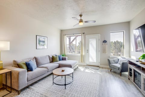 2 Mi to Payette Lake Mtn-View Getaway with Balcony House in McCall