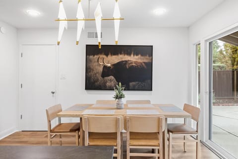 Decorative detail, Seating area, Dining area