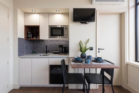 TV and multimedia, Kitchen or kitchenette, Dining area, oven, air conditioner