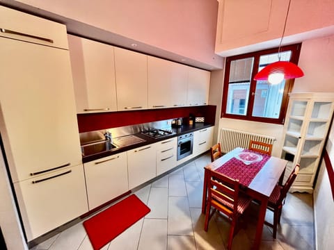 Kitchen or kitchenette, Dining area, dishwasher, minibar, pet friendly, stove