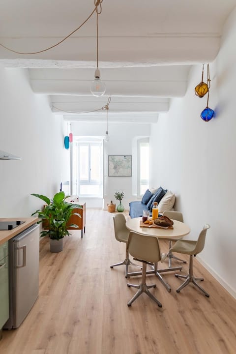 Kitchen or kitchenette, Living room, Seating area, Dining area