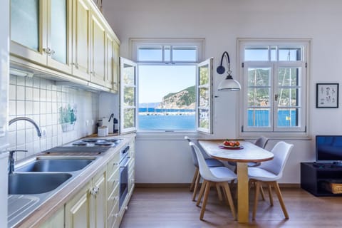 Kitchen or kitchenette, Dining area, Mountain view