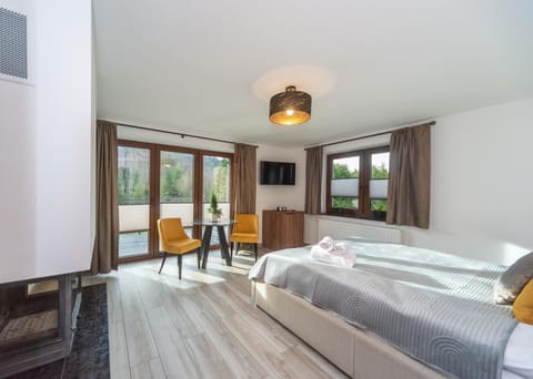 Bed, TV and multimedia, Photo of the whole room, Bedroom, towels
