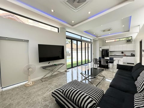 TV and multimedia, Kitchen or kitchenette, Living room, air conditioner