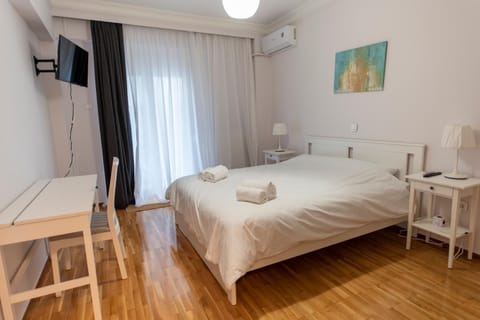 Bed, TV and multimedia, Balcony/Terrace, Bedroom, air conditioner