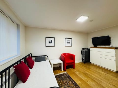 Communal lounge/ TV room, TV and multimedia, Living room, Seating area, Evening entertainment