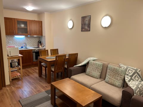 Kitchen or kitchenette, Living room, Seating area, Dining area, minibar, pet friendly, toaster