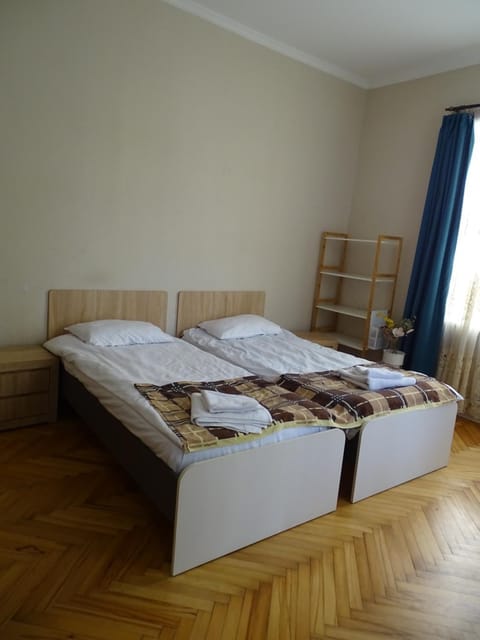 Bed, Bedroom, towels