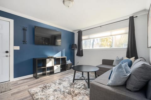 TV and multimedia, Living room, Seating area, Evening entertainment