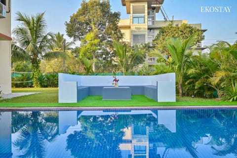 Day, Natural landscape, Garden, Garden view, Pool view, Swimming pool, sunbed