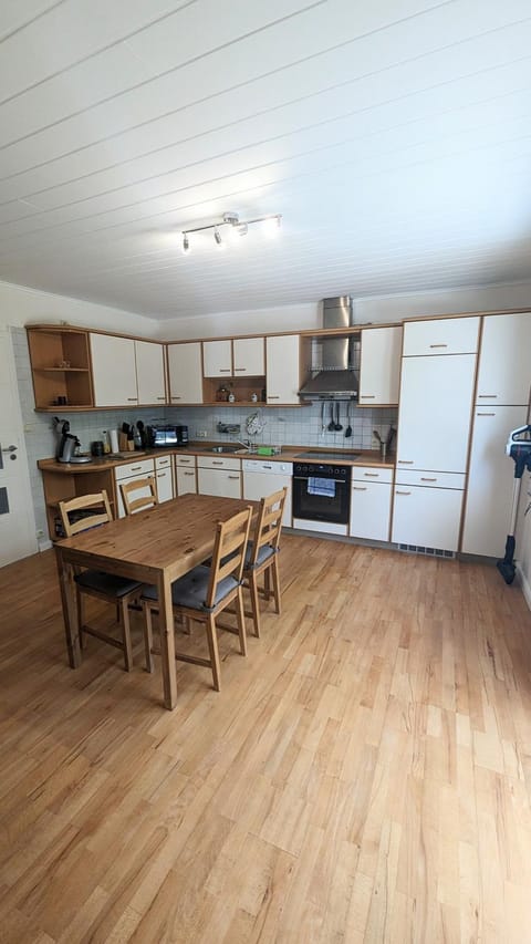 Kitchen or kitchenette, Dining area, dishwasher, oven, pet friendly, stove