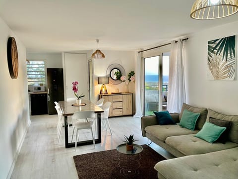 Natural landscape, Kitchen or kitchenette, Seating area, Dining area
