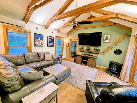 Communal lounge/ TV room, TV and multimedia, Living room, Seating area