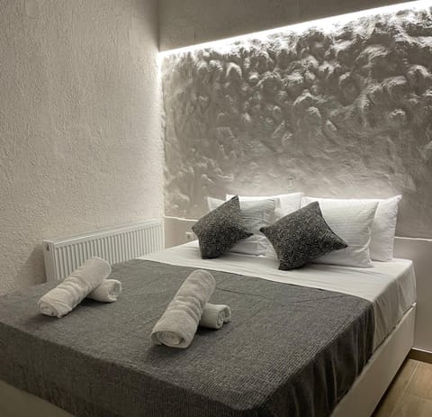 Bed, Bedroom, towels
