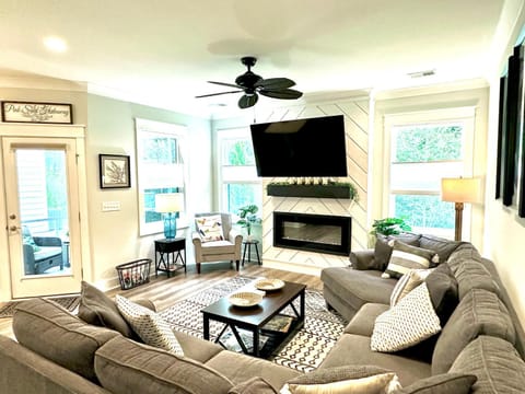 Communal lounge/ TV room, TV and multimedia, Living room, Seating area, Evening entertainment, fireplace