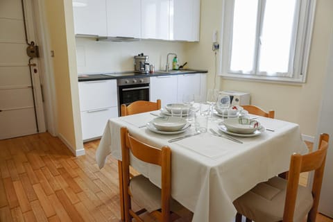 Kitchen or kitchenette, Dining area, oven, stove