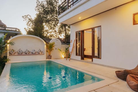 Property building, Patio, Day, Pool view, Swimming pool, Swimming pool, sunbed