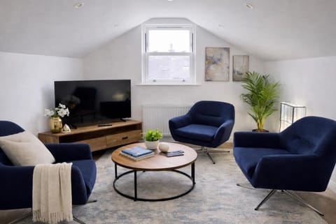 Communal lounge/ TV room, TV and multimedia, Living room, Seating area, Evening entertainment