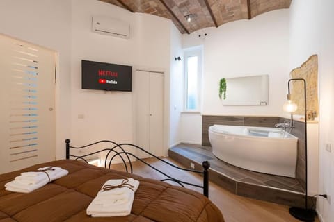 Bed, TV and multimedia, Photo of the whole room, Bedroom, towels