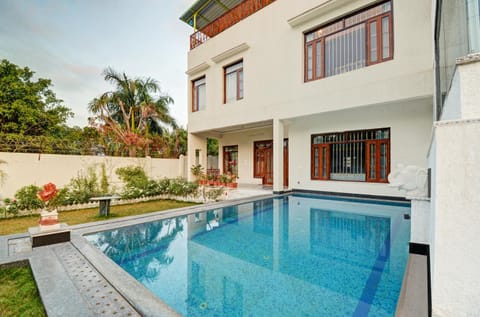 Property building, Day, Pool view, Swimming pool