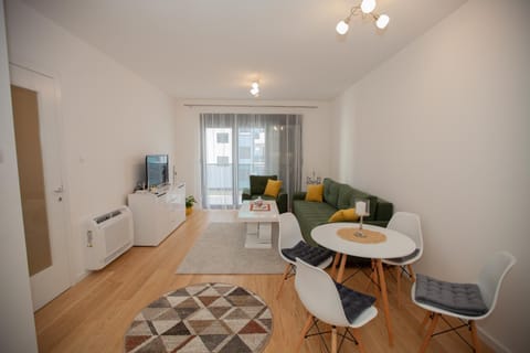 TV and multimedia, Living room, Seating area, Dining area, Evening entertainment