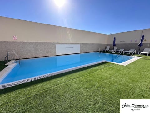 Swimming pool, sunbed