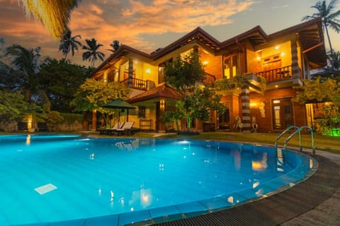 Property building, Night, Garden view, Pool view, Swimming pool, Swimming pool, sunbed