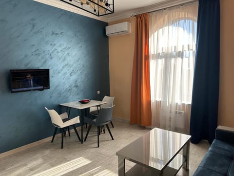 Communal lounge/ TV room, TV and multimedia, Living room, Seating area, Dining area
