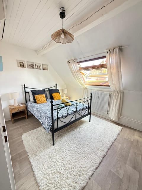 Bed, Photo of the whole room